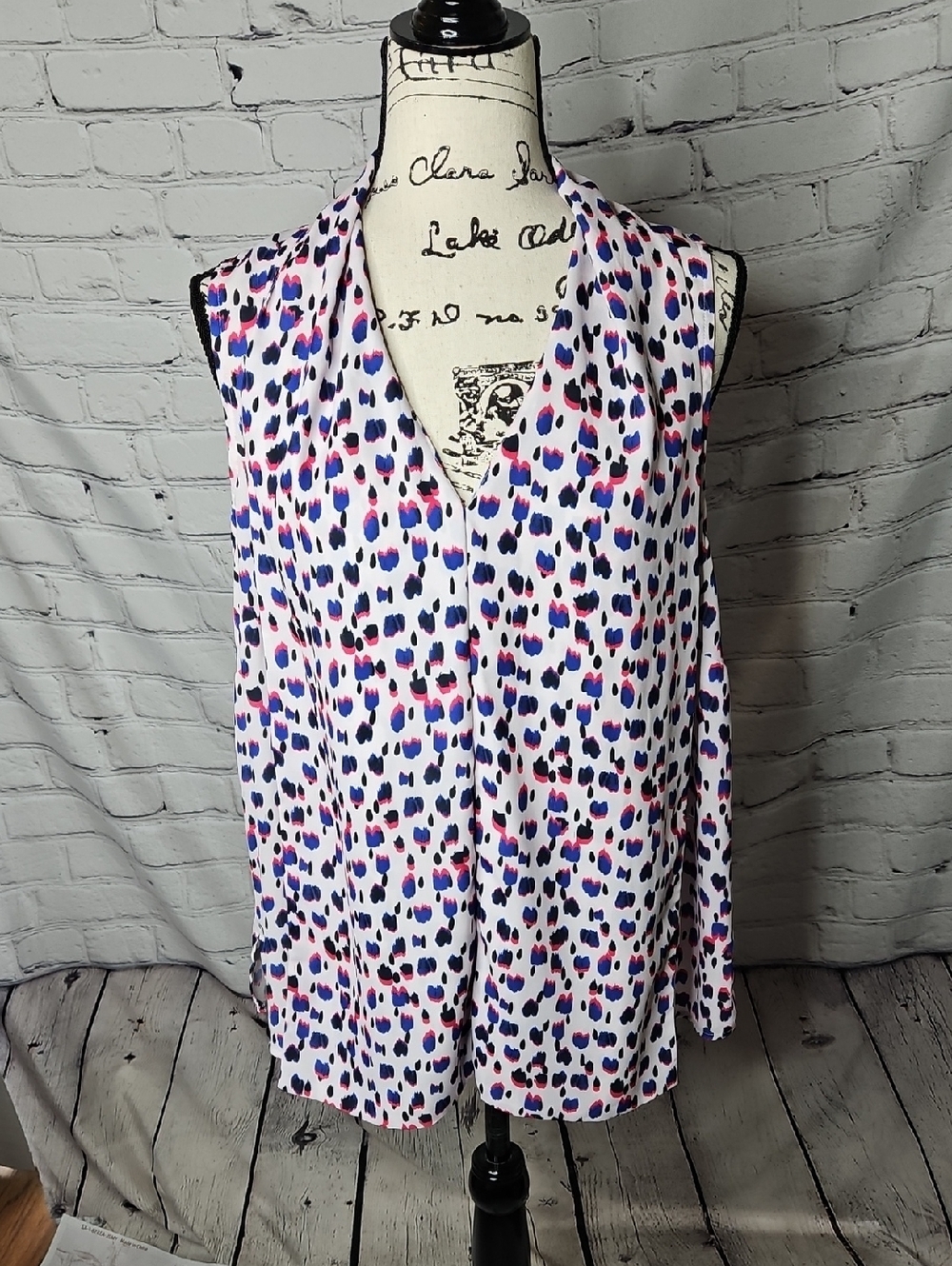 Eloquii Sleeveless Drapy V-Neck Blouse - White with Blue/Pink Spot Print Size 16